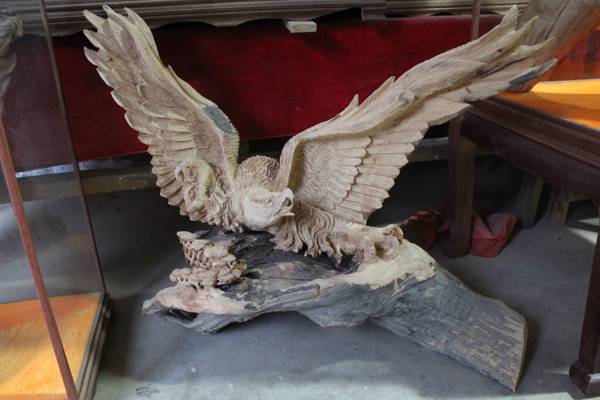 香柏木雕雄鹰展翅 大展宏图的工艺品与办公摆件