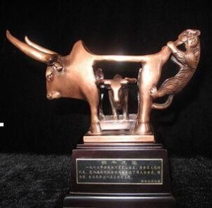 牛虎铜案 一件凝聚匠心与文化的古滇国工艺珍品